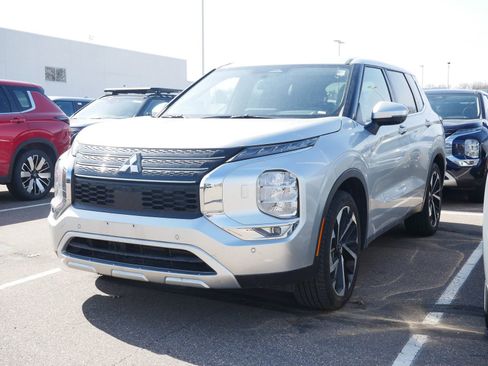 Used 2024 Mitsubishi Outlander 4WD Plug-In Hybrid image 2