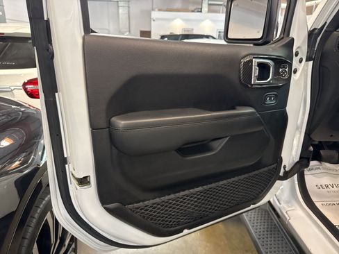 Used 2019 Jeep Wrangler Unlimited Sahara image 8