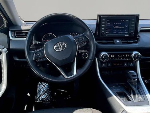 Used 2021 Toyota RAV4 XLE w/ Convenience Package FWD image 8