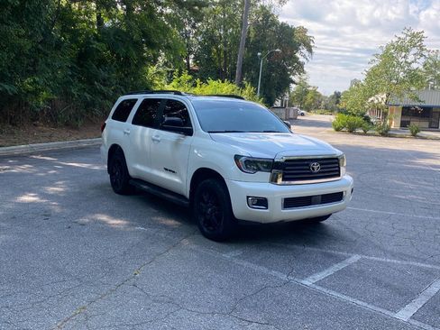 Used 2018 Toyota Sequoia TRD Sport RWD image 3