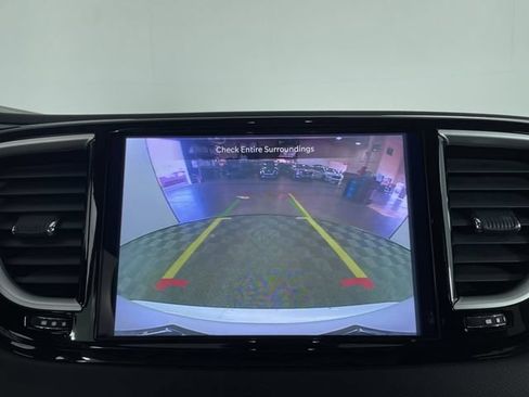 Used 2024 Chrysler Pacifica Touring-L FWD image 22