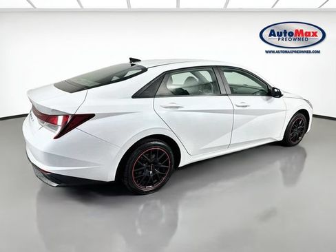 Used 2021 Hyundai Elantra SE FWD image 2