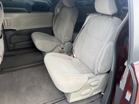 Used 2017 Toyota Sienna LE FWD image 21