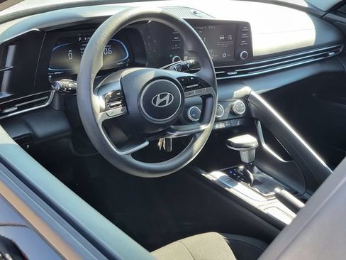 Used 2024 Hyundai Elantra SE FWD image 5