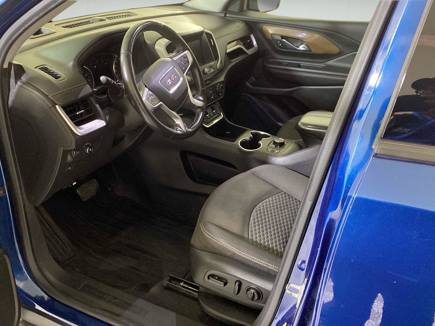Used 2020 GMC Terrain SLE w/ Driver Convenience Package FWD image 14