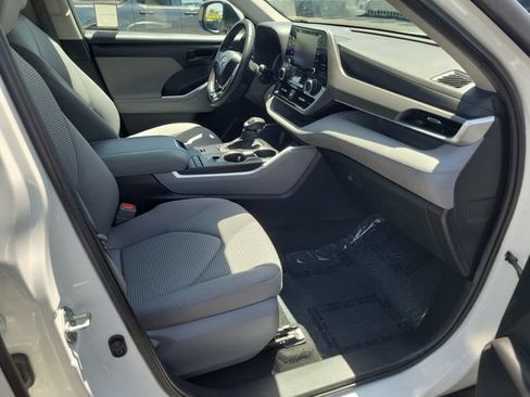 Used 2021 Toyota Highlander LE FWD image 16