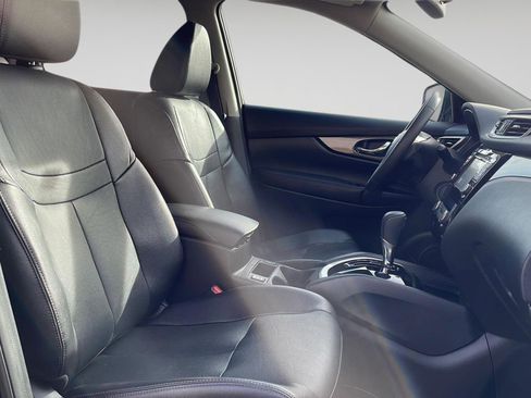 Used 2016 Nissan Rogue SL w/ SL Premium Package image 3