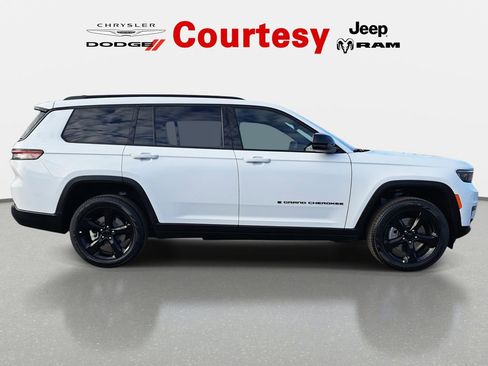 New 2025 Jeep Grand Cherokee L Limited w/ Black Appearance Package AWD/4WD image 2