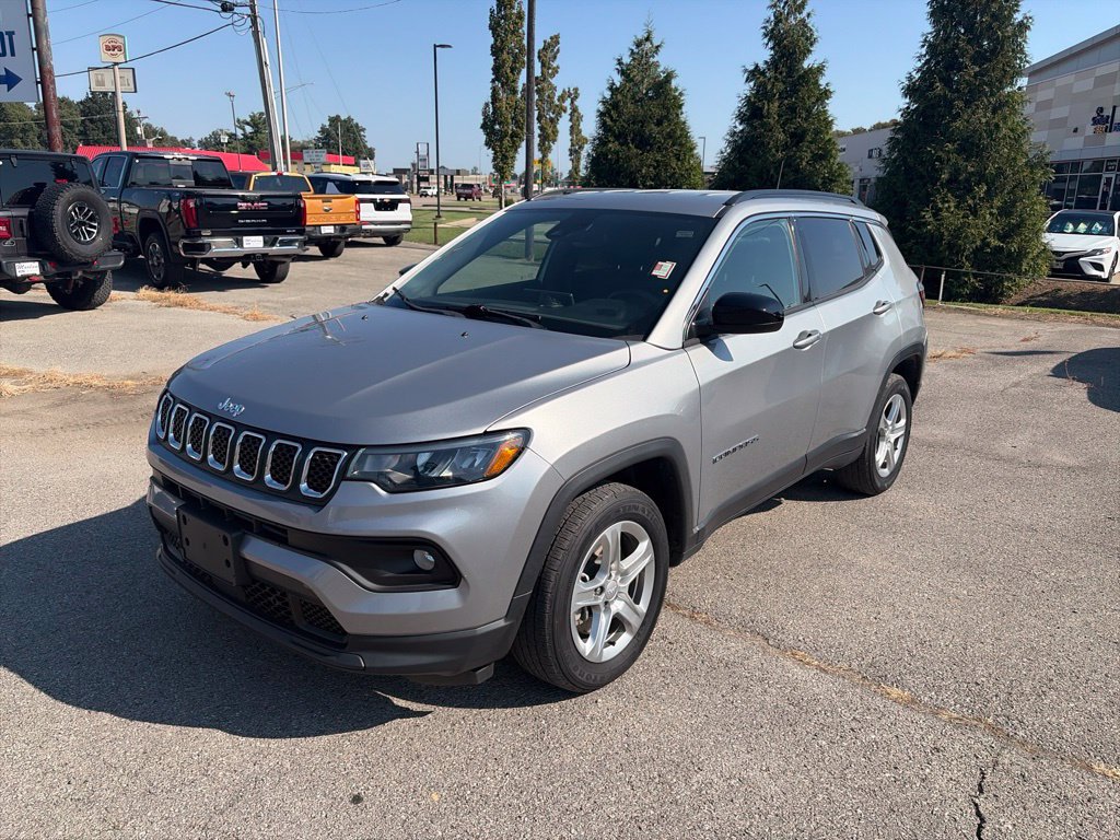 Used 2023 Jeep Compass Latitude w/ Convenience Group AWD/4WD image 2