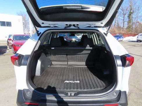 Used 2022 Toyota RAV4 LE image 10