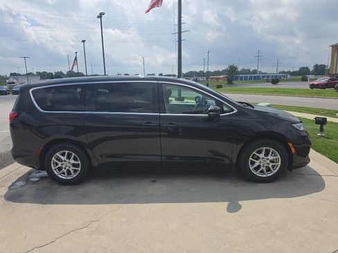 Used 2023 Chrysler Pacifica Touring-L FWD image 4