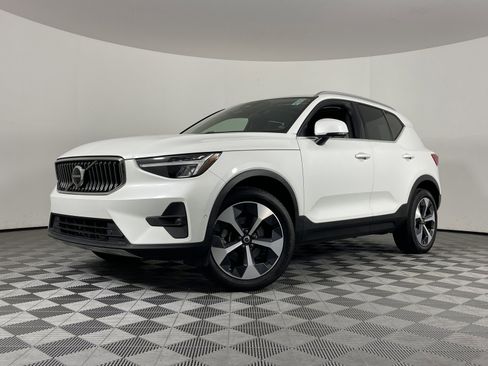 Used 2024 Volvo XC40 B5 Plus image 2