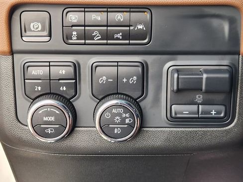 Used 2025 Chevrolet Suburban High Country image 21