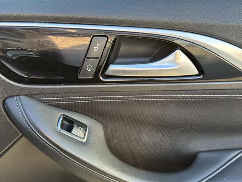 Used 2017 INFINITI QX30 image 15