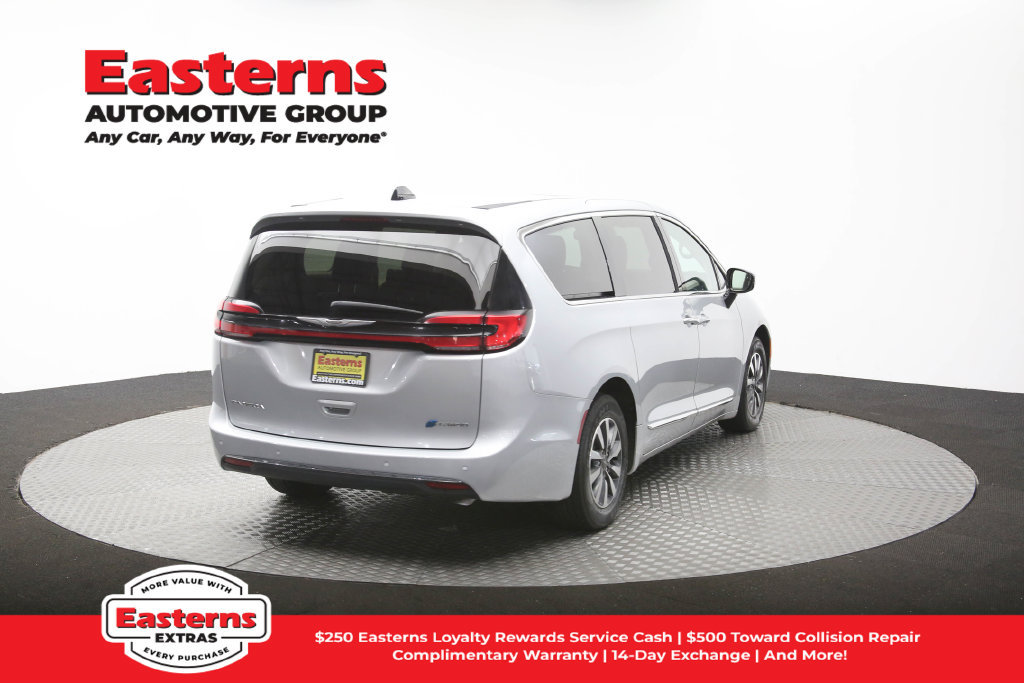 Used 2023 Chrysler Pacifica Limited FWD image 42