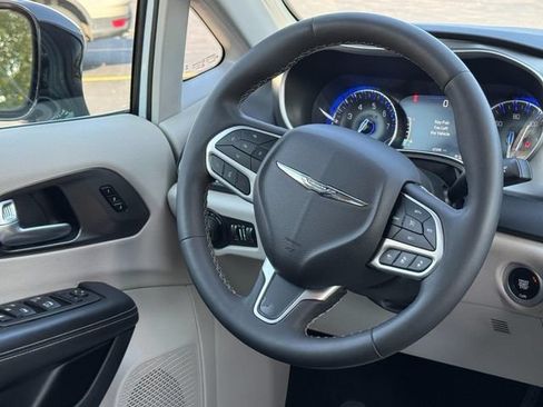 Used 2024 Chrysler Pacifica Touring-L FWD image 13