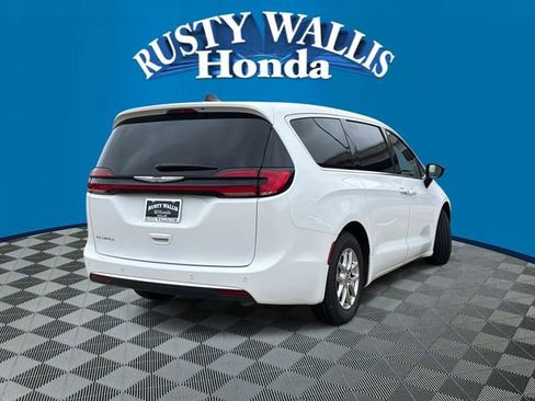 Used 2024 Chrysler Pacifica Touring-L image 2