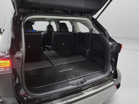Certified 2026 Toyota Highlander Platinum AWD/4WD image 7