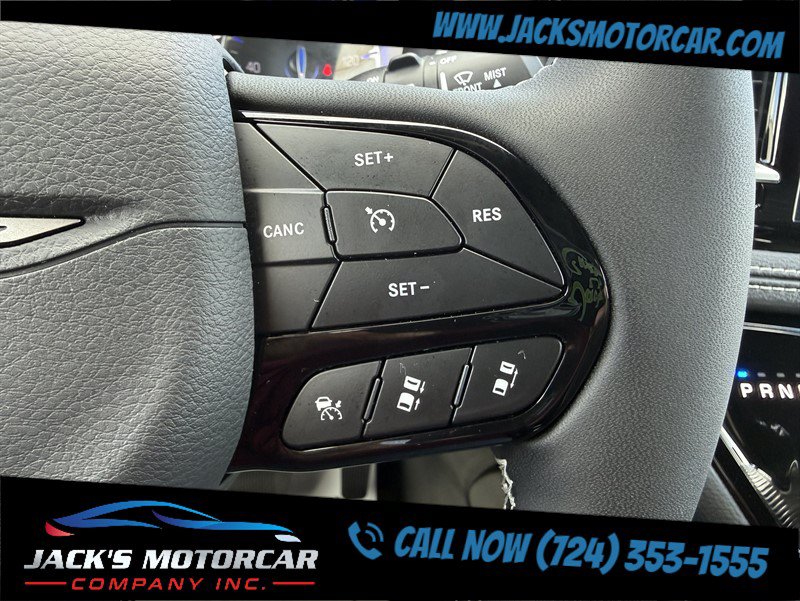 Used 2027 Chrysler Pacifica Limited FWD image 34