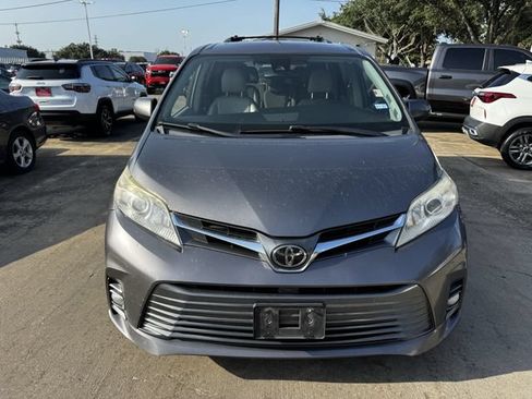 Used 2018 Toyota Sienna XLE Premium FWD image 2