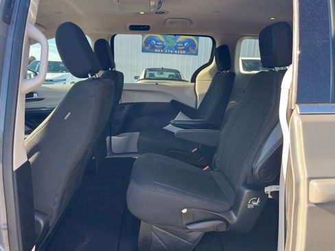 Used 2021 Chrysler Pacifica Touring image 11