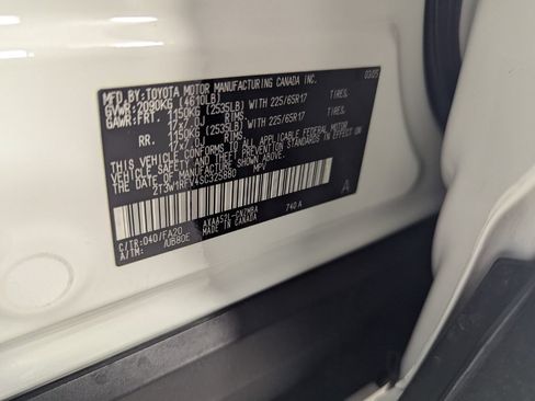 Used 2025 Toyota RAV4 XLE FWD image 31