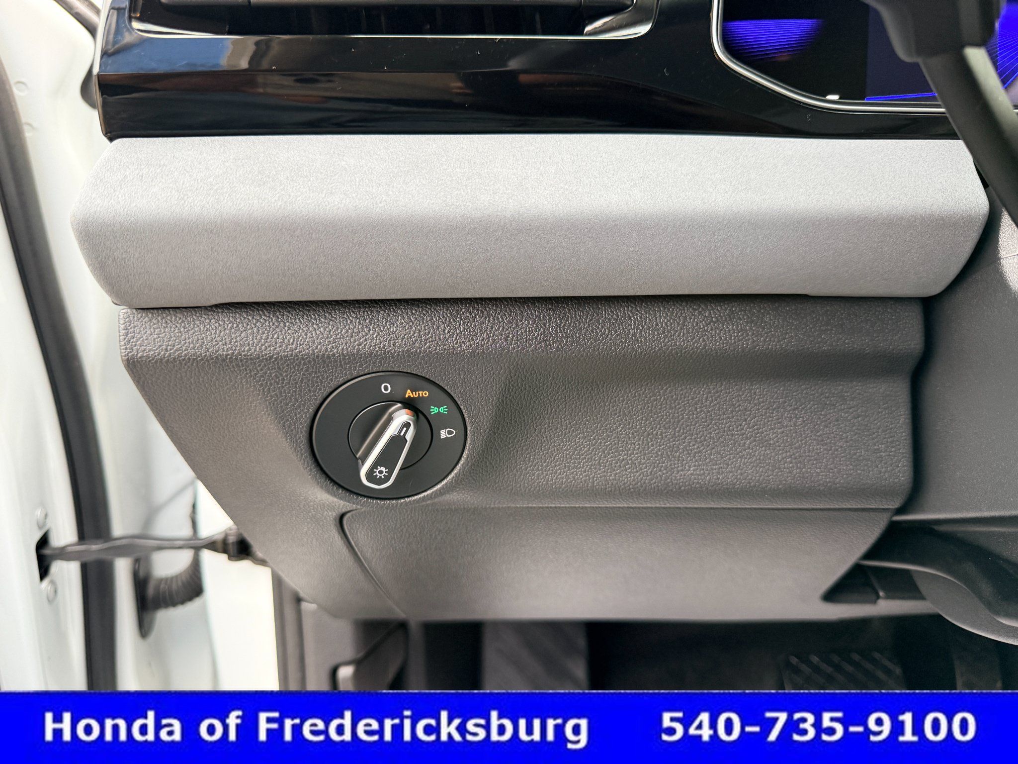 Used 2025 Volkswagen Jetta SE FWD image 36