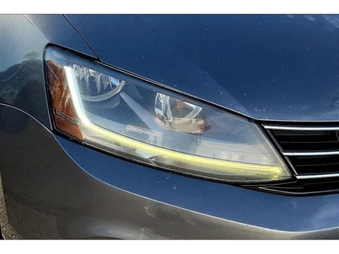 Used 2017 Volkswagen Jetta SE image 29