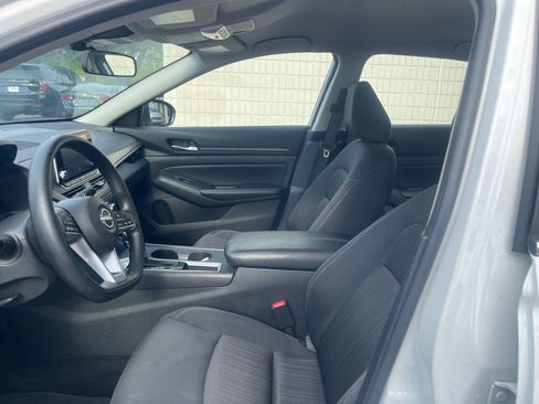 Used 2025 Nissan Altima 2.5 SV FWD image 11