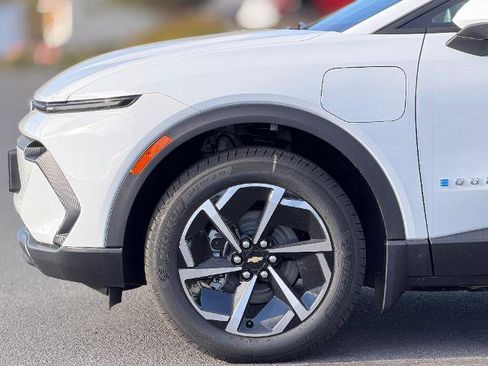 New 2026 Chevrolet Equinox EV LT image 15