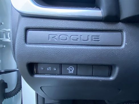 Used 2023 Nissan Rogue S image 12