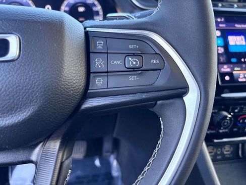 Used 2023 Jeep Grand Cherokee Altitude AWD/4WD image 19