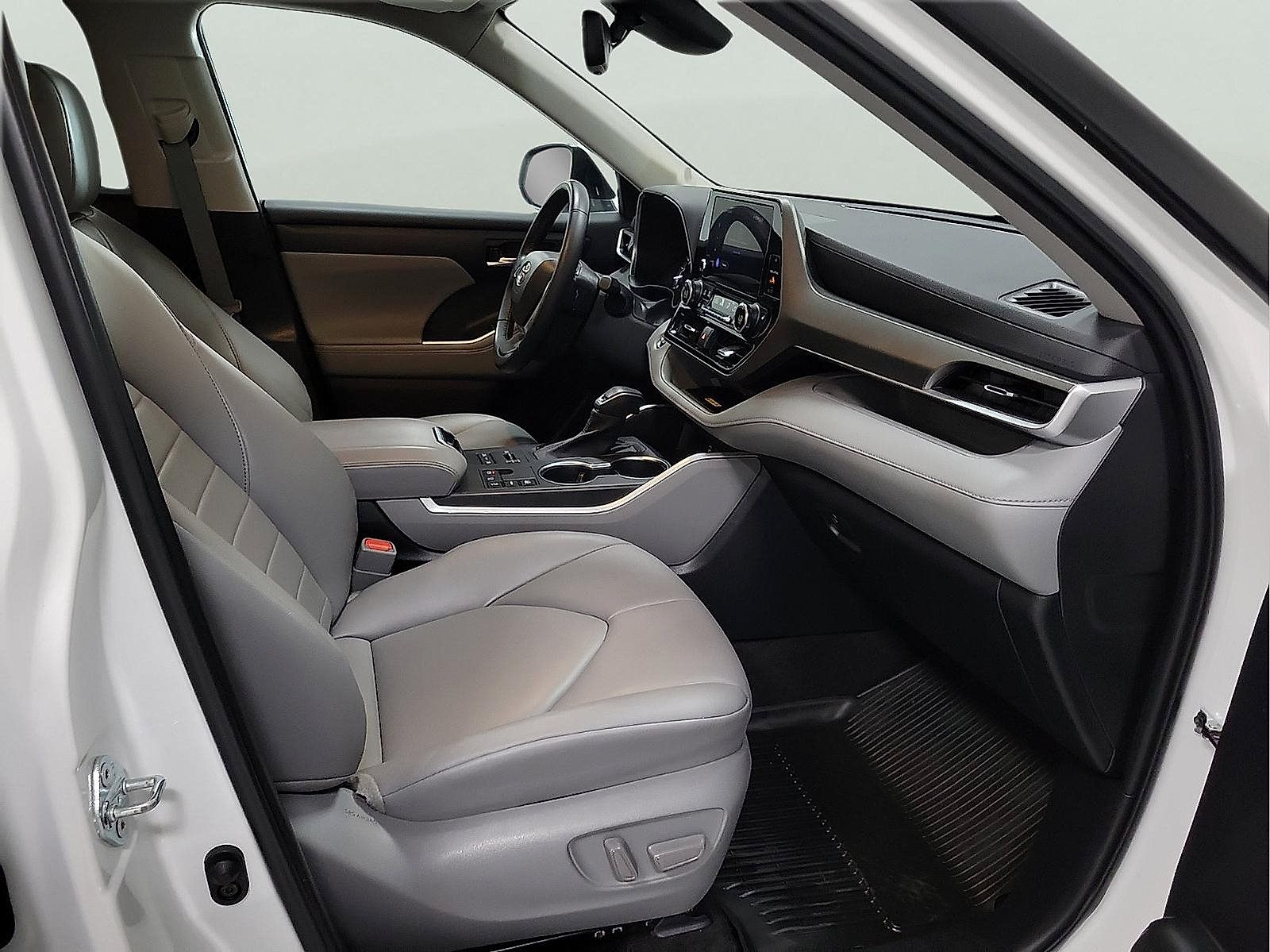 Used 2023 Toyota Highlander XLE AWD/4WD image 14