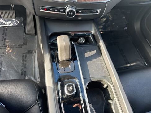 Used 2022 Volvo XC60 B5 Momentum image 28