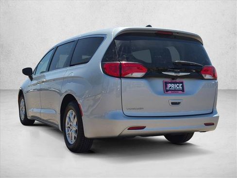 Used 2022 Chrysler Voyager LX FWD image 9