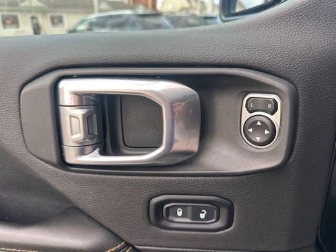 Used 2024 Jeep Wrangler Unlimited Sahara image 29
