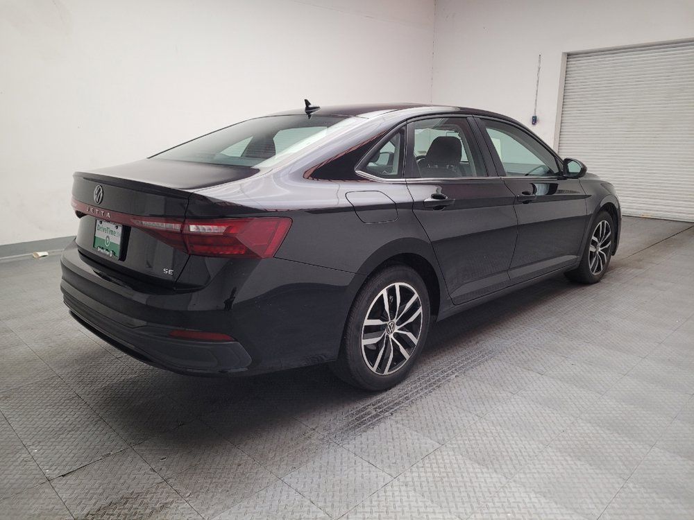 Used 2025 Volkswagen Jetta SE FWD image 9