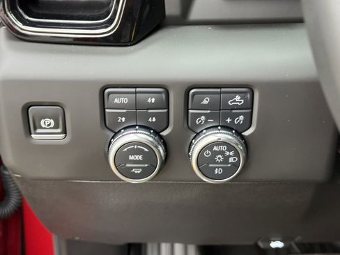 Used 2025 GMC Sierra 2500 AT4 w/ AT4 Premium Plus Package AWD/4WD image 29