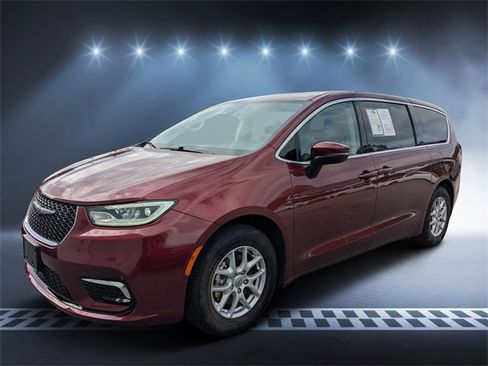 Used 2023 Chrysler Pacifica Touring-L image 6