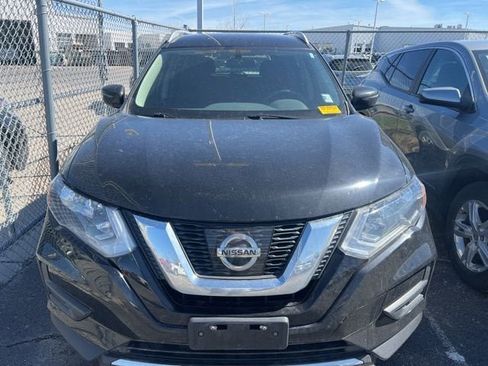 Used 2017 Nissan Rogue SV image 2
