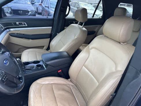 Used 2017 Ford Explorer XLT w/ Equipment Group 202A image 3
