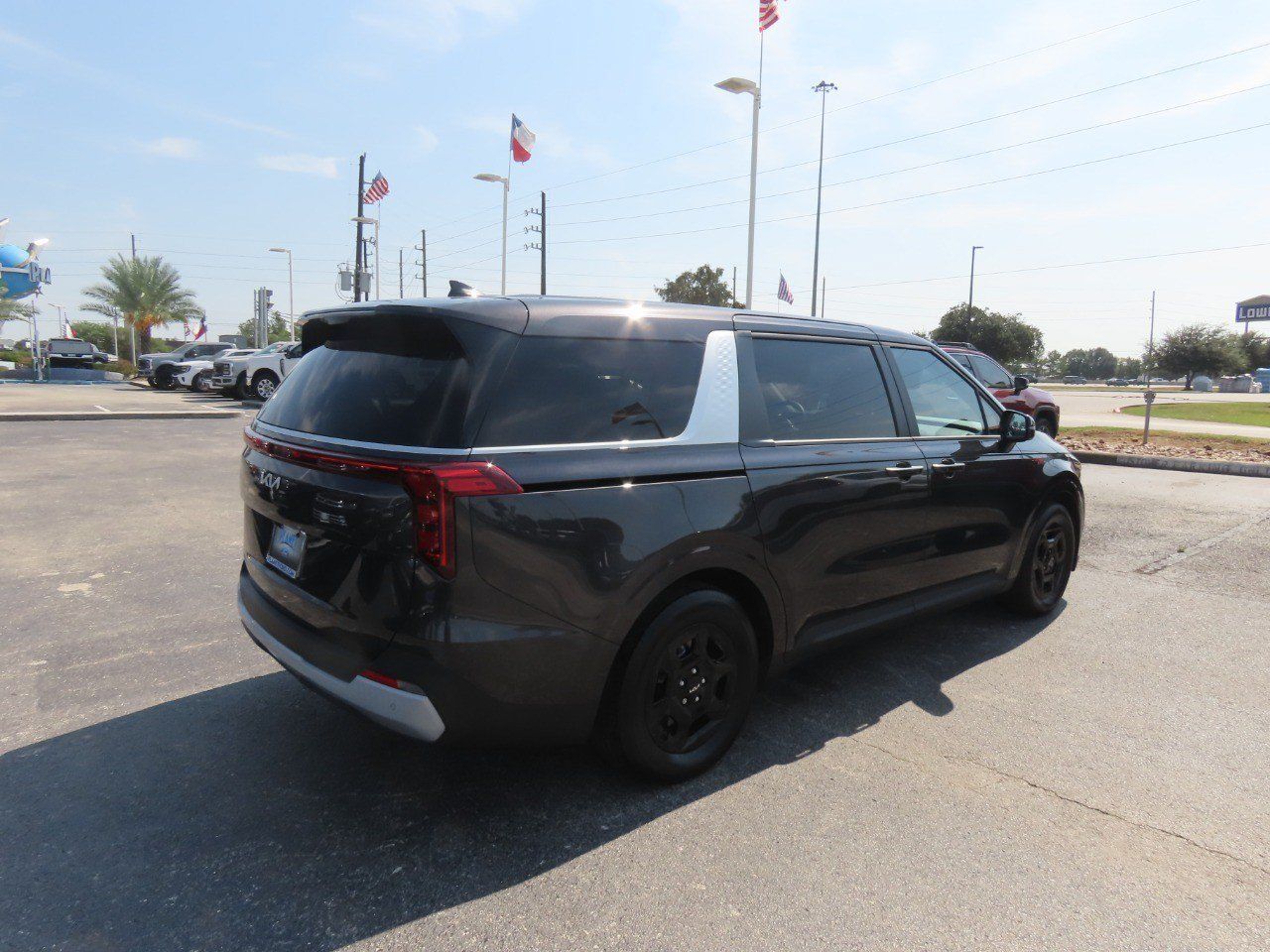 Used 2025 Kia Carnival FWD image 11