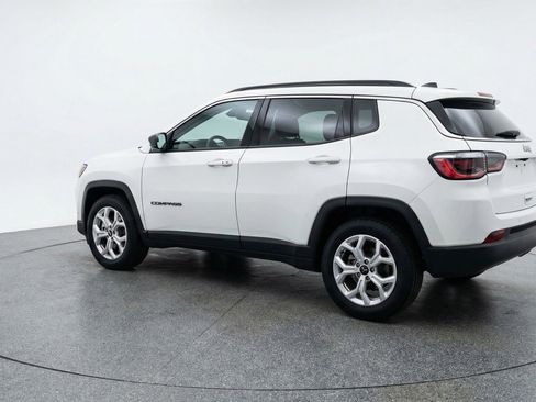 Used 2025 Jeep Compass Latitude AWD/4WD image 6