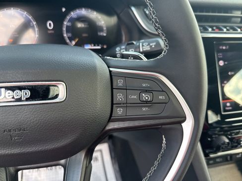 Used 2024 Jeep Grand Cherokee Altitude image 17