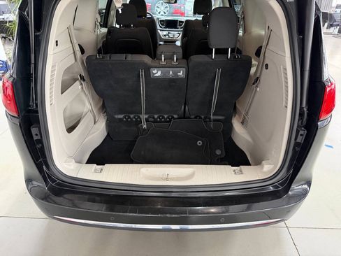 Used 2020 Chrysler Pacifica Touring w/ Advanced Safetytec Group FWD image 9