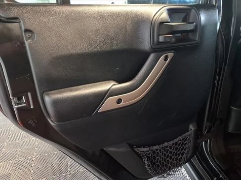 Used 2017 Jeep Wrangler Unlimited Sahara AWD/4WD image 15