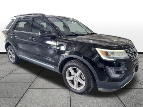 Used 2017 Ford Explorer XLT AWD/4WD image 3