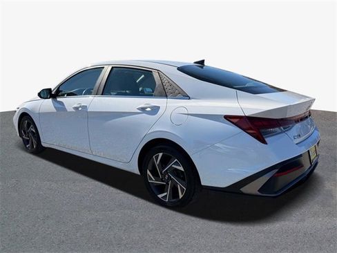 Used 2024 Hyundai Elantra SEL w/ Convenience Package image 2