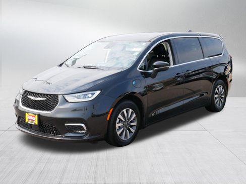 Used 2023 Chrysler Pacifica Touring-L FWD image 3