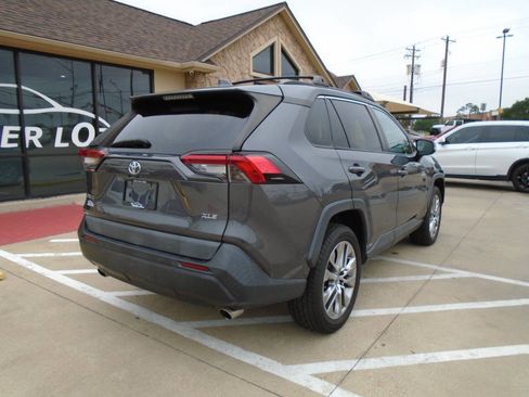 Used 2019 Toyota RAV4 XLE Premium FWD image 8